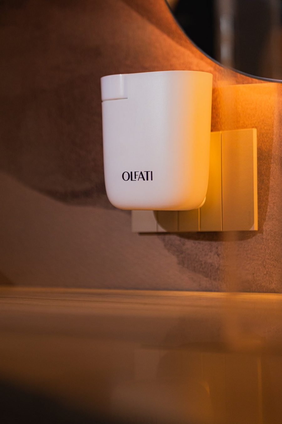 Aromatizador OLFATI Mini branco instalado em ambiente